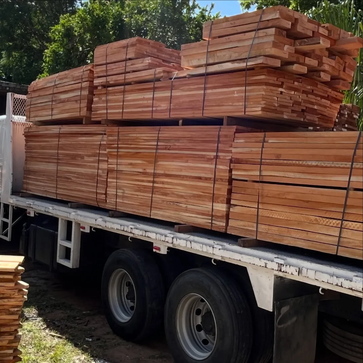 Camión de reparto cargado de madera