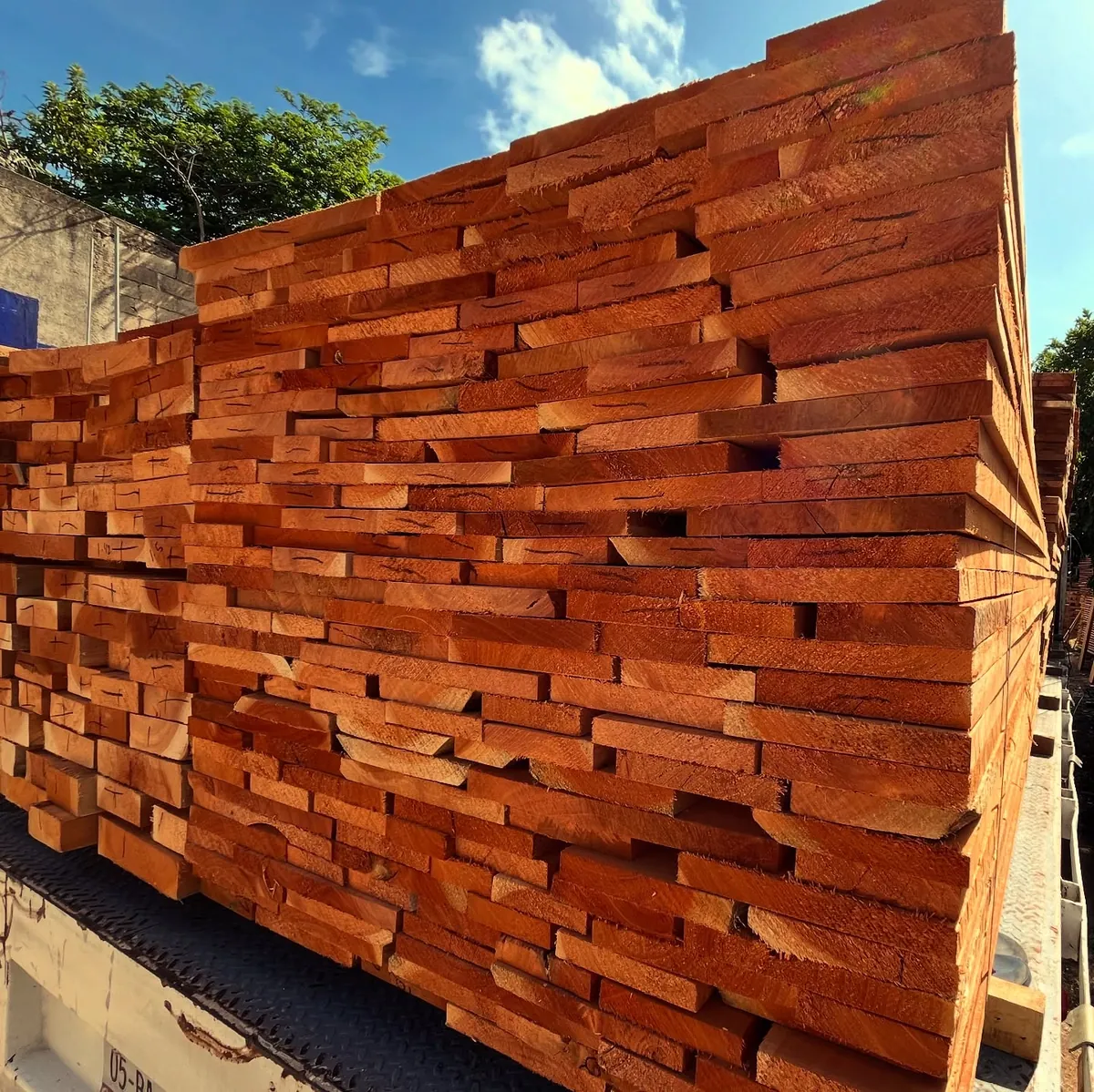 Estibas de madera dura recién aserrada en el patio de Maderas y Triplay Península